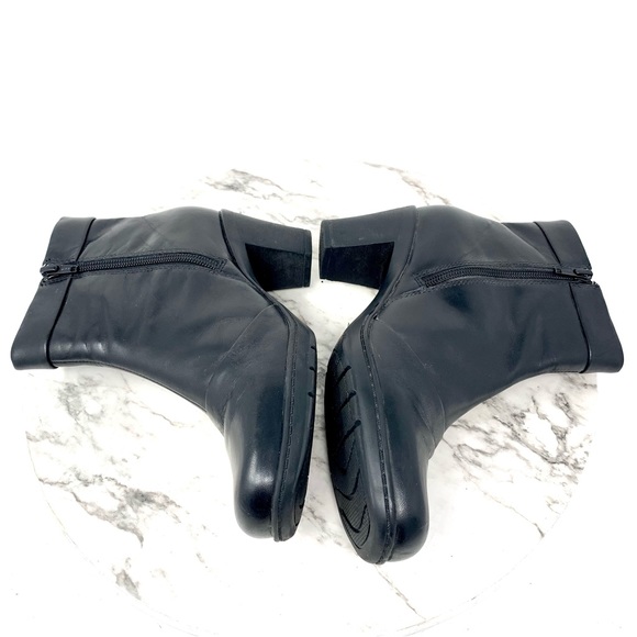 Clarks Black Leather Comfort Ankle Booties 7 Lagenlook Fall Winter Classic Chic - Picture 7 of 12